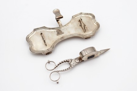 Bandeja e tesoura de morrões em prata lisa com friso na envolvência e suporte